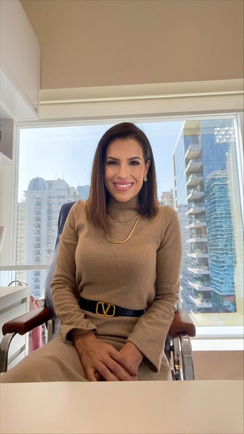 Dra. Daniela Francisquetti em ambiente clínico do consultório de fisioterapia dermatofuncional em São Paulo